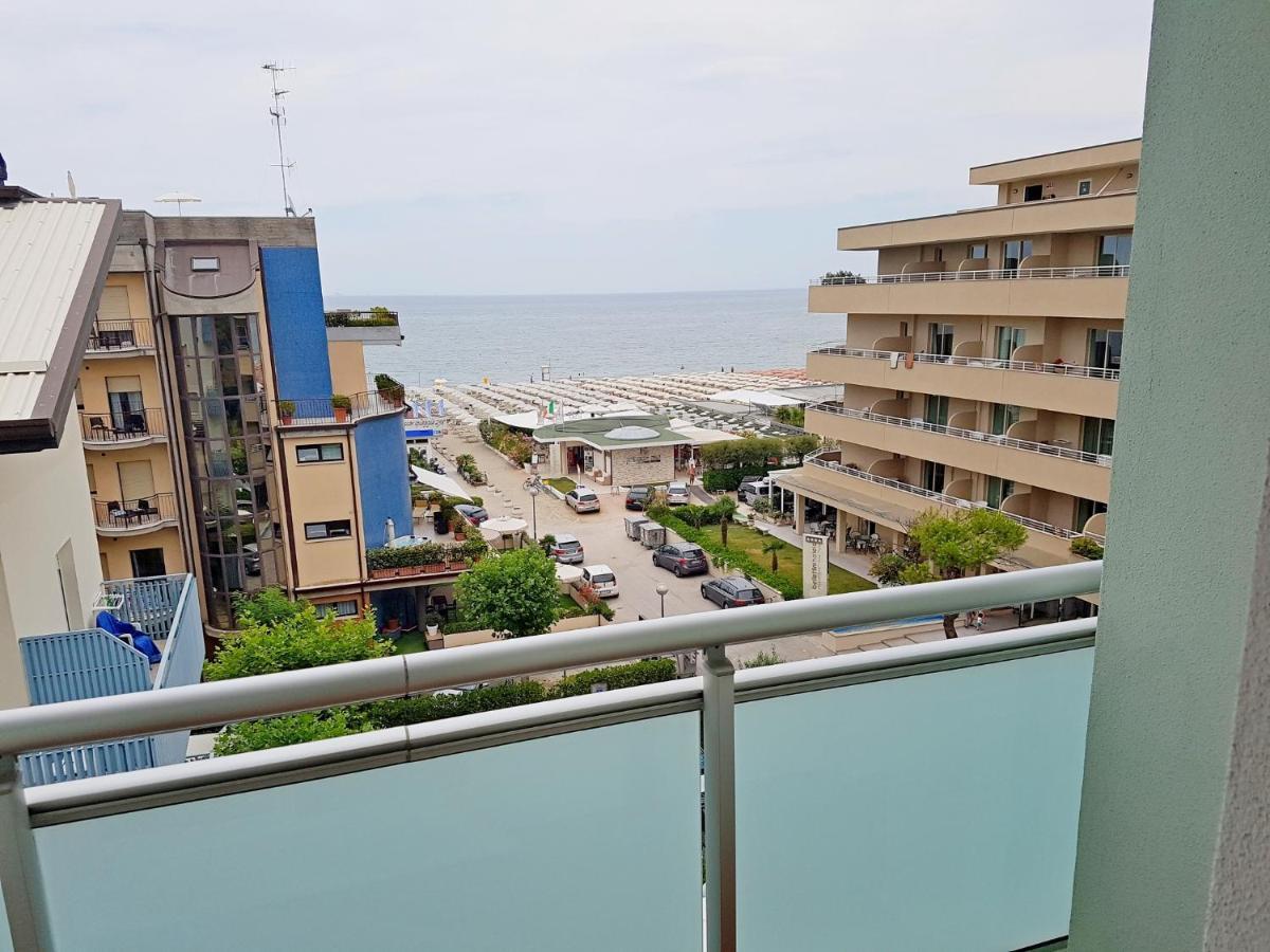 Hotel Sorriso Мілано-Маріттіма Екстер'єр фото